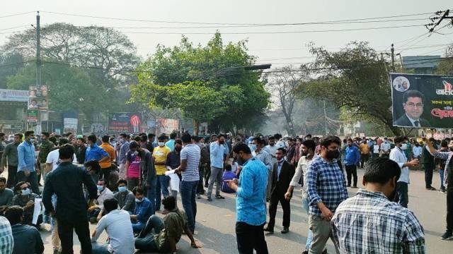 পরীক্ষা স্থগিতের প্রতিবাদে নীলক্ষেত অবরোধ করেছে শিক্ষার্থীরা
