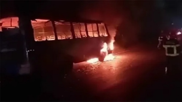 ডেমরায় বাসে লাগলো আগুন,পুড়ে মরল হেলপার