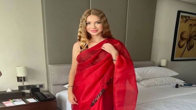 ঢাকাই শাড়িতে নজর কাড়লেন ওটিলিয়া