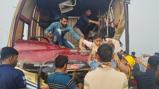 পদ্মা সেতুতে ২ বাসের মুখোমুখি সংঘর্ষ