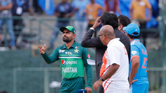 ভারতের বিপক্ষে টস জিতে ফিল্ডিংয়ে পাকিস্তান, দ্বৈরথের খেলা দেখবে বিশ্ব...