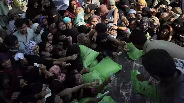 পাকিস্তানে যাকাত নিতে গিয়ে পদদলিত হয়ে নিহত ১২