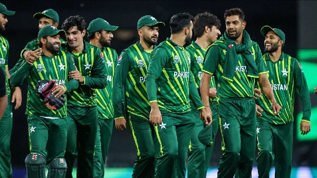 চমক রেখে বিশ্বকাপের চূড়ান্ত দল ঘোষণা পাকিস্তানের