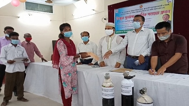 পার্বতীপুরে ভিক্ষুক পুনর্বাসনে আর্থিক সহায়তা প্রদান