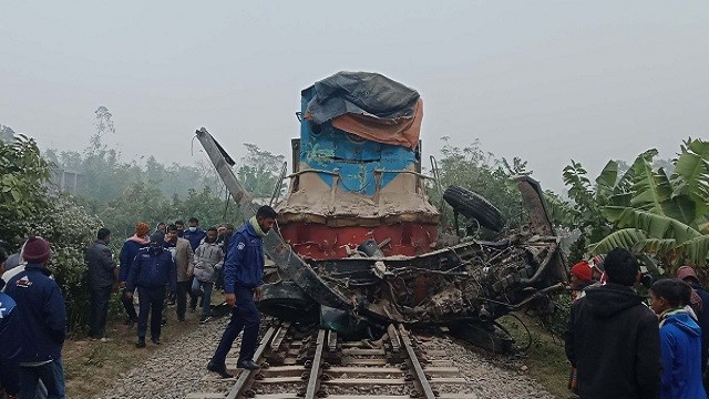 পার্বতীপুরে ট্রেন-ট্রাকের সংঘর্ষ, পঞ্চগড় থেকে সারাদেশের ট্রেন যোগাযোগ বন্ধ