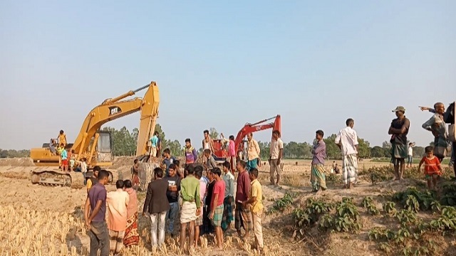 পার্বতীপুরে করতোয়া নদী খননের কাজ বন্ধ করে দিল এলাকাবাসী