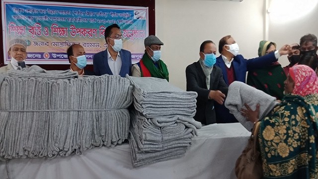 পার্বতীপুরে শিক্ষা বৃত্তি ও শিক্ষা উপকরন বিতরন