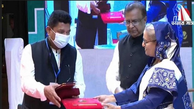 একুশে পদক প্রদান করলেন প্রধানমন্ত্রী শেখ হাসিনা