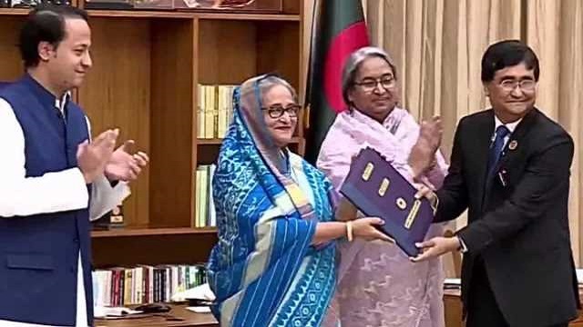 প্রধানমন্ত্রীর কাছে এইচএসসি’র ফলাফল হস্তান্তর