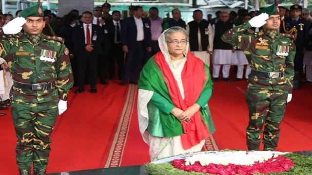 বিজয় দিবসে বঙ্গবন্ধুর প্রতিকৃতিতে প্রধানমন্ত্রীর শ্রদ্ধা