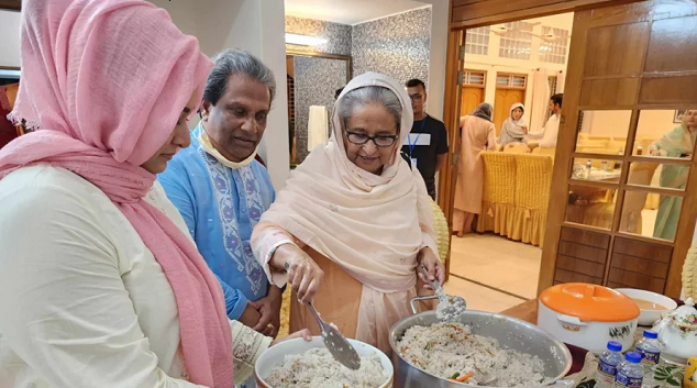 টুঙ্গিপাড়ায় ইলিশ পোলাও রান্না করে স্বজনদের খাওয়ালেন প্রধানমন্ত্রী