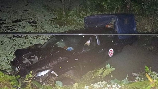 মাদক কারবারিদের ধরতে গিয়ে প্রশাসনের গাড়ি ডোবায়