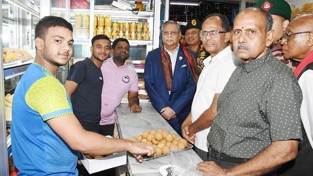 বাল্যবন্ধুর দোকানে মিষ্টি খেলেন রাষ্ট্রপতি