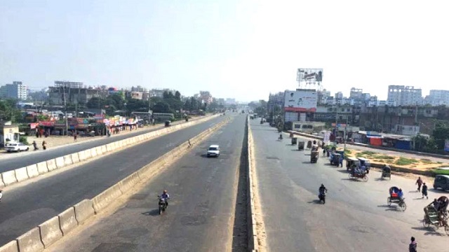 সারাদেশে বিএনপি-জামায়াতের ডাকা ৭২ ঘণ্টার অবরোধ চলছে