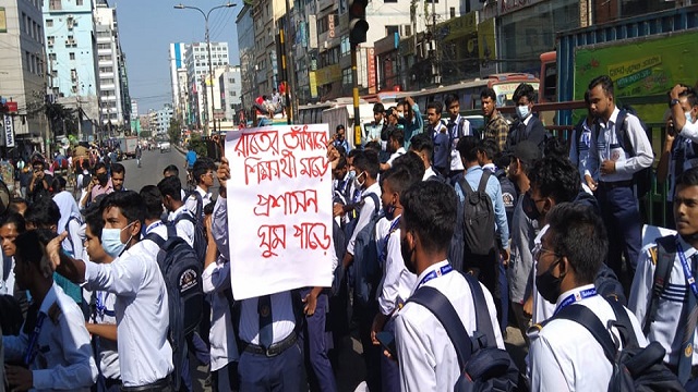 রামপুরা ব্রিজের ওপর অবরোধ কর্মসূচি পালন করছে শিক্ষার্থীরা