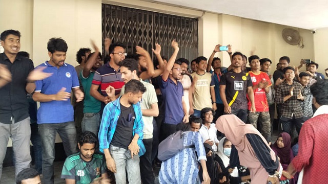 রাবি প্রশাসন ভবনে তালা ঝুলিয়ে শিক্ষার্থীদের বিক্ষোভ