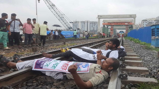 রাজধানীতে রেললাইন অবরোধ অস্থায়ী শ্রমিকদের, ট্রেন চলাচল বন্ধ