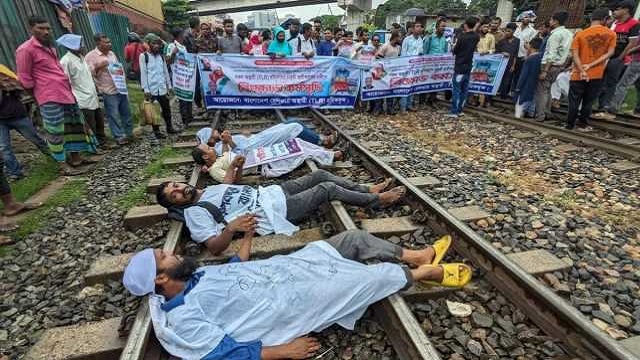রাজধানীতে রেলপথ অবরোধ করে অস্থায়ী রেলকর্মীদের বিক্ষোভ
