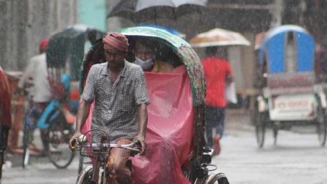 রাজধানীতে বৃষ্টি, জনজীবনে ভোগান্তি