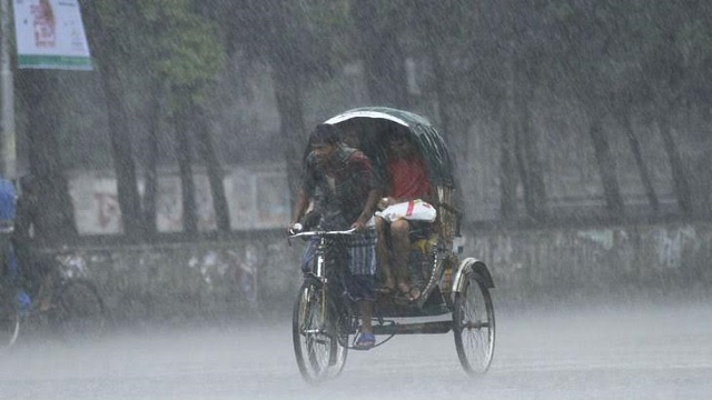 রাজধানীতে ভ্যাপসা গরমের পর স্বস্তির বৃষ্টি