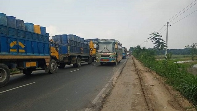 দৌলতদিয়ায় ট্রাকের ৮ কিলোমিটার জ্যাম