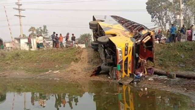 রাজবাড়ীতে বাস উল্টে নিহত চালক, আহত ১৫ যাত্রী