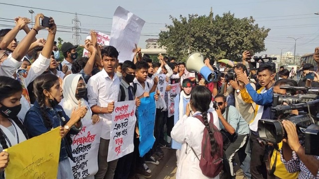 রামপুরায় মানববন্ধনে পুলিশের বাধা, ফের শিক্ষার্থীদের আন্দোলন