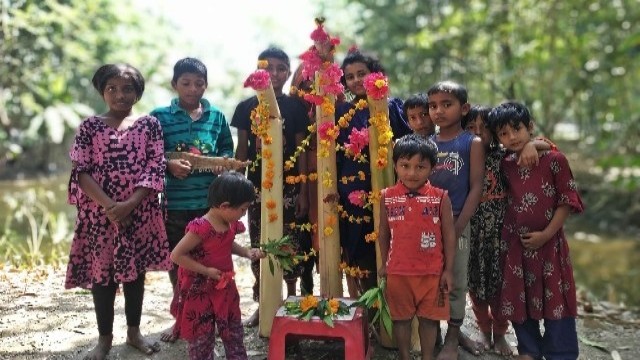 স্কুল বন্ধ, কলাগাছের বেদীতে শিশুদের ভাষা দিবস উদযাপন