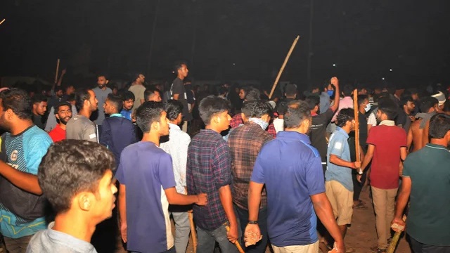 রাবির মূল ফটকে শিক্ষার্থীরা, ঢাকা-রাজশাহী মহাসড়ক বন্ধ