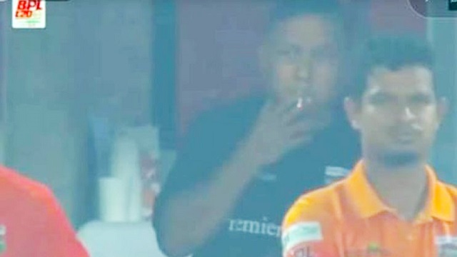 ড্রেসিংরুমে ধূমপান করায় শাস্তি পেলেন সুজন