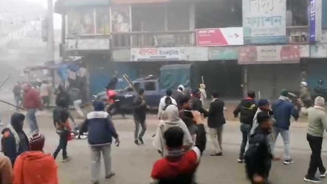 ধামরাইয়ে বিএনপির মিছিলে বাধা, পুলিশের গাড়ি ভাঙচুর