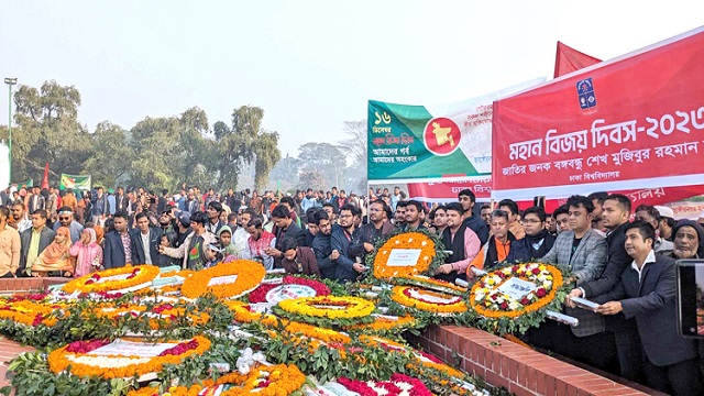 জাতীয় স্মৃতিসৌধে মানুষের ঢল