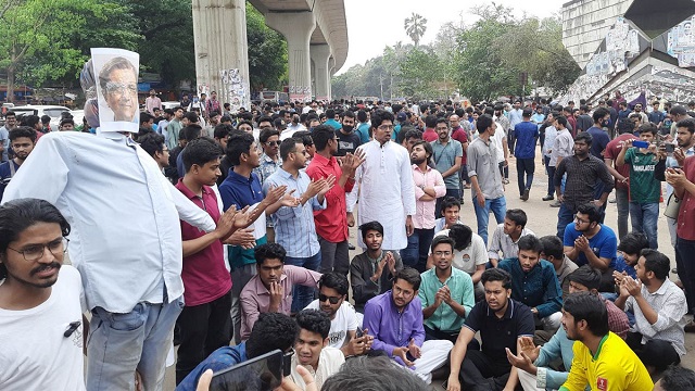 শাহবাগে ঢাবি শিক্ষার্থীদের অবরোধ, যান চলাচল বন্ধ