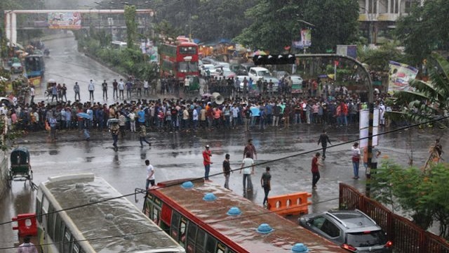 রাজধানীর শাহবাগ মোড় অবরোধ করেছে ঢাবি শিক্ষার্থীরা