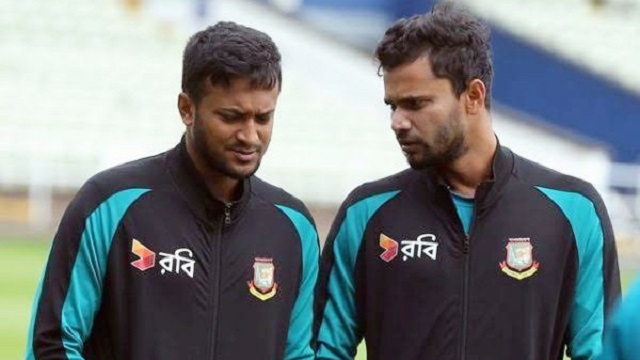 রাজনীতিতে চ্যাম্পিয়ন মাশরাফি-সাকিব