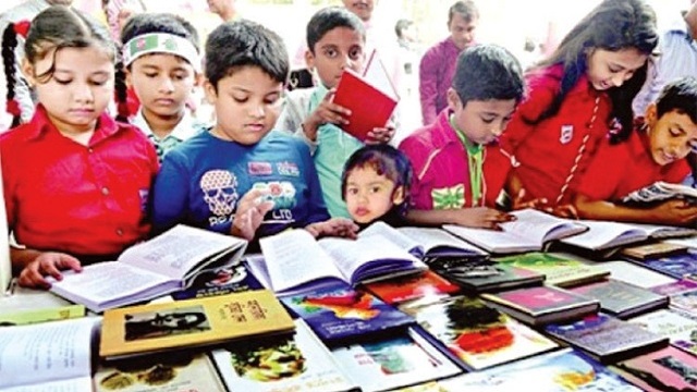 ছোটদের পদচারণায় জমজমাট বইমেলার শিশুপ্রহর