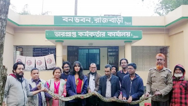 রাজবাড়ীর সাপের খামার থেকে দুটি অজগর উদ্ধার 