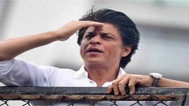 জন্মদিনের আগেই শাহরুখের বাড়ির সামনে ভক্তদের ভিড়
