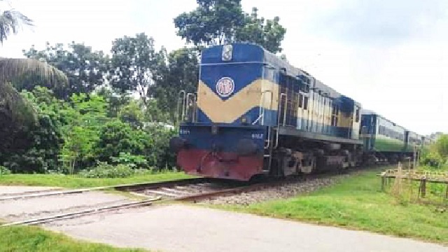 ট্রেনে কাটা পড়ে দুই পা বিচ্ছিন্ন যুবকের