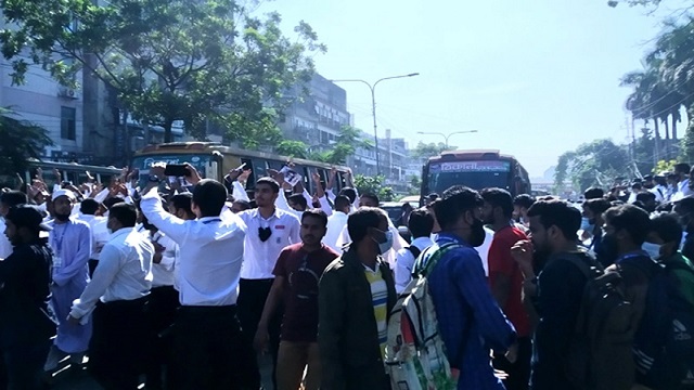 ২৪ ঘণ্টার আল্টিমেটাম, অবরোধ তুলে নিলেন ঢাকা কলেজের শিক্ষার্থীরা