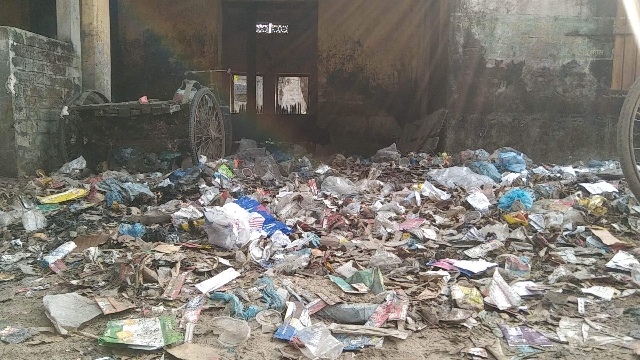 দোয়ারাবাজারে ইউপি পরিত্যক্ত ভবন এখন ডাস্টবিন