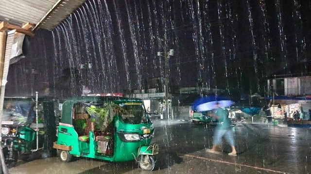 টানা দাবদাহের পর অবশেষে স্বস্তির বৃষ্টির দেখা মিলেছে সিলেটে