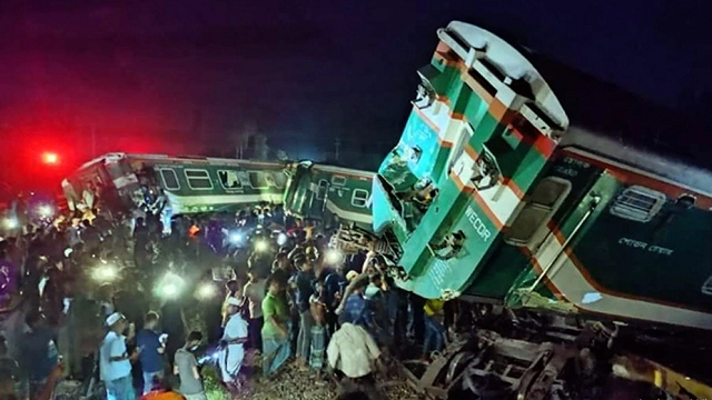 এখনো হাসানপুরে উদ্ধার হয়নি ট্রেন