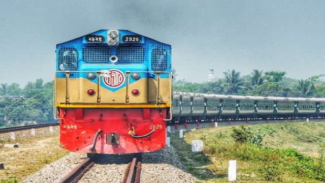ট্রেন থেকে ঝাঁপ দিয়ে নিহত কিশোর, নিখোঁজ ২ বন্ধু