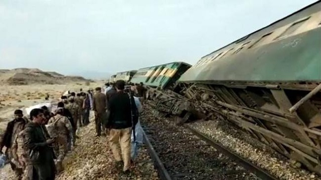 পাকিস্তানে ট্রেন লাইনচ্যুত হয়ে নিহত ১৫