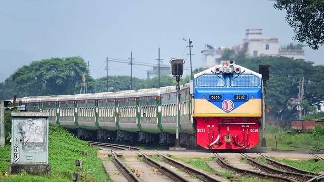 শ্বশুরবাড়িতে নির্যাতন, বাবার সঙ্গে ফোনে কথা বলতে বলতে ট্রেনের নিচে ঝাঁপ দিলেন মেয়ে
