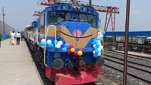 পদ্মাসেতুতে পরীক্ষামূলক ট্রেন চলাচল শুরু 
