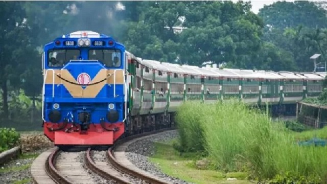 ৮টি বগি ও ১টি ইঞ্জিন নিয়ে  চট্টগ্রাম থেকে কক্সবাজার গেলো প্রথম ট্রেন !