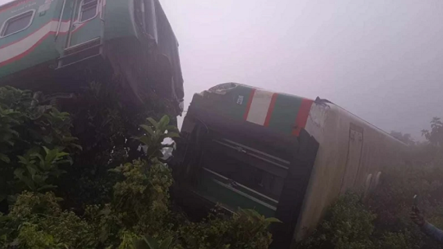 রেললাইন কেটে ফেলেছে দুর্বৃত্তরা, ৭ বগি লাইনচ্যুত হয়ে নিহত ১