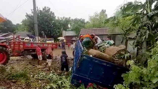 রায়পুরায় নিয়ন্ত্রণ হারিয়ে ফুটপাতে সবজিবাহী ট্রাক, নিহত ৪